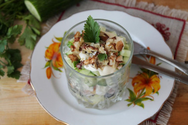 Salad with smoked chicken and prunes