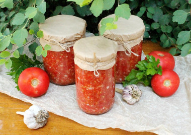 Tomato and garlic fire with horseradish for winter