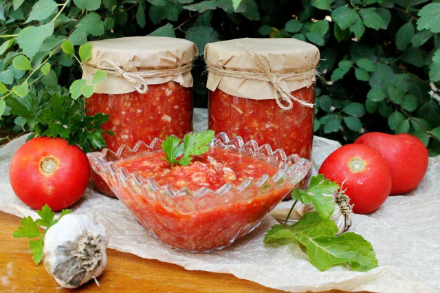 Tomato and garlic fire with horseradish for winter
