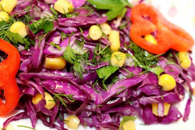 Red cabbage salad with corn