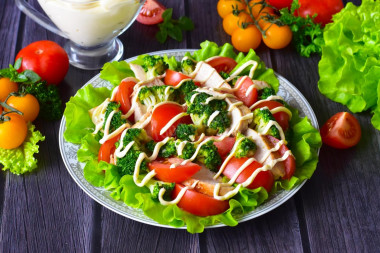 Salad with broccoli and chicken