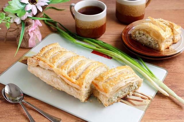 Puff pastry pastry with rice and egg