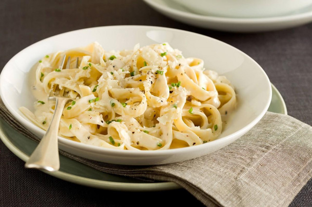 Pasta with cheese sauce