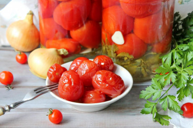 Tomatoes with garlic for winter without vinegar in a jar