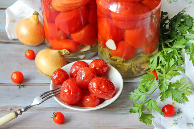 Tomatoes with garlic for winter without vinegar in a jar