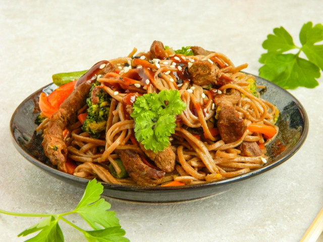 Buckwheat noodles with beef and vegetables