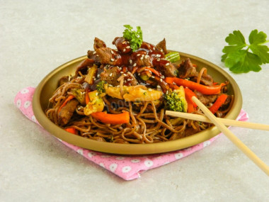 Buckwheat noodles with beef and vegetables