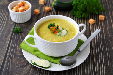 Zucchini soup with cream