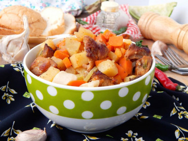 Stewed potatoes with meat and vegetables