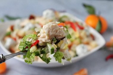 Jealous salad with chicken, corn, crackers