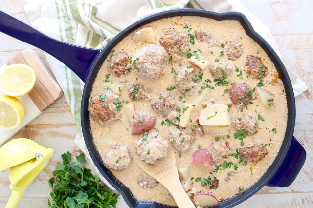 Meatballs with gravy and potatoes