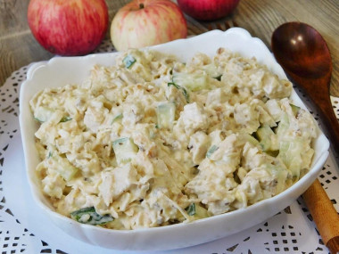 Walnut salad with smoked chicken