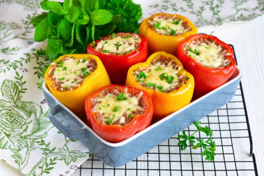 Pepper with minced meat and cheese in the oven