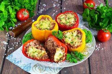 Pepper with minced meat and cheese in the oven