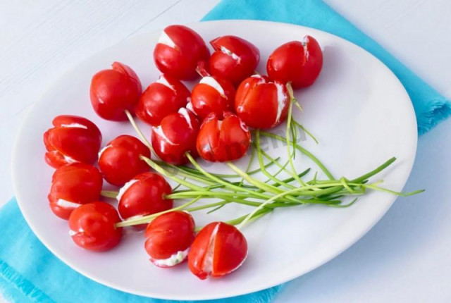 Tomato Tulips salad with melted cheese
