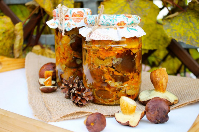 Fried mushrooms for winter in jars