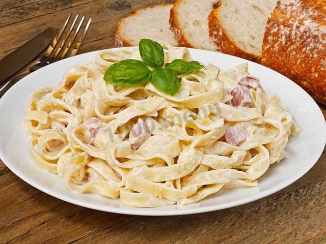 Fettuccine with ham in cream sauce