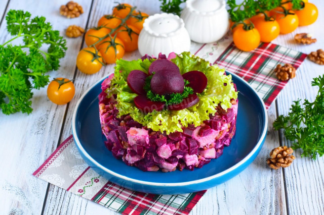 Salad with chicken beetroot and walnuts