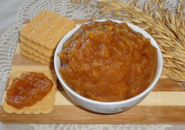 Jam with pears and sugar