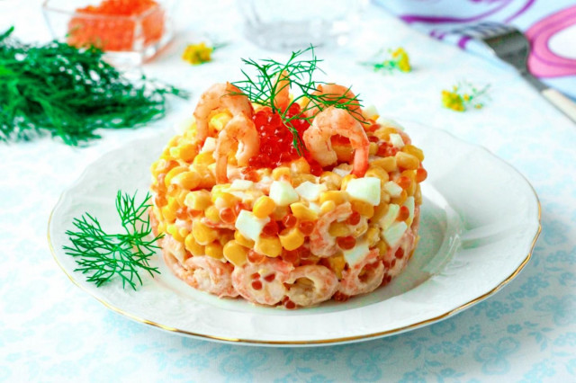Royal salad with shrimps and red caviar