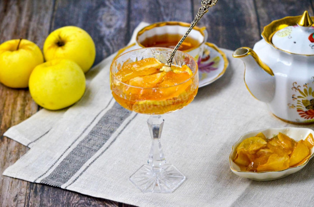 Transparent apple jam with slices