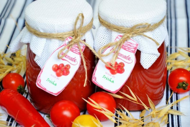 Ketchup with apples and tomatoes for winter