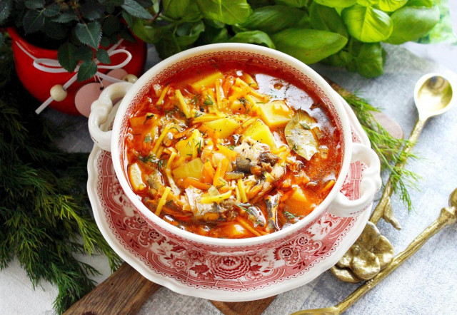 Sprat soup in tomato with vermicelli