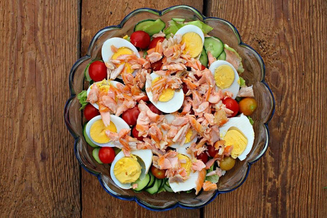 Salad with smoked salmon and egg