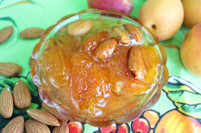 Seedless apricot jam with almonds