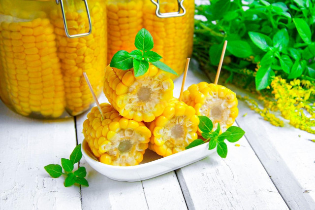 Canned corn on the cob for winter
