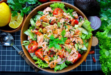Salad with smoked salmon and vegetables