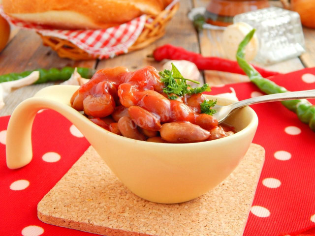 Beans in tomato sauce for winter