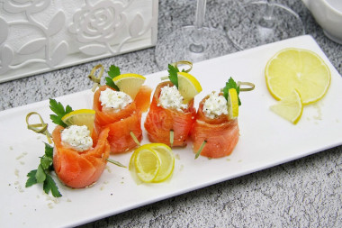 Salmon rolls with cottage cheese