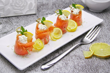 Salmon rolls with cottage cheese