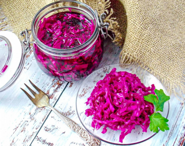 Red cabbage salad for winter