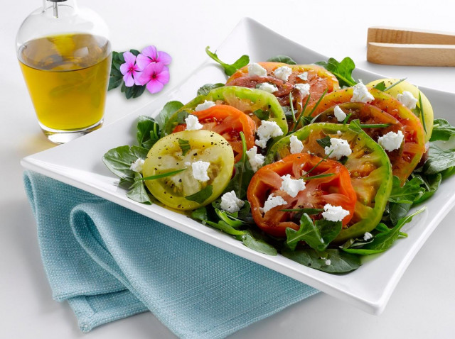 Salad with arugula tomatoes and cheese