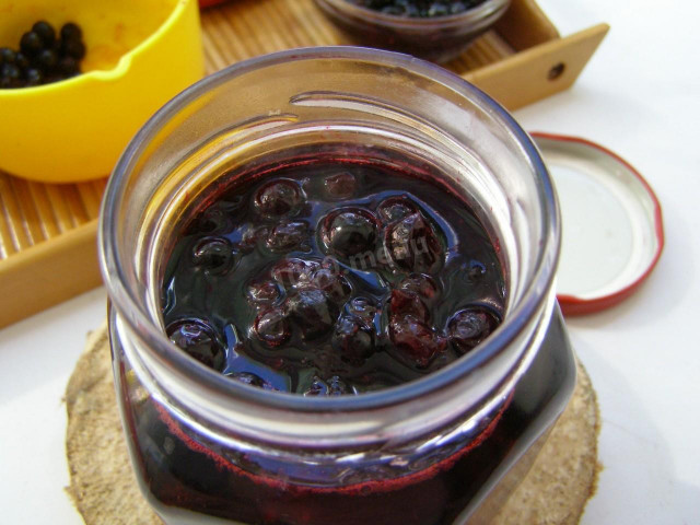 Blueberries in their own juice for winter without sugar