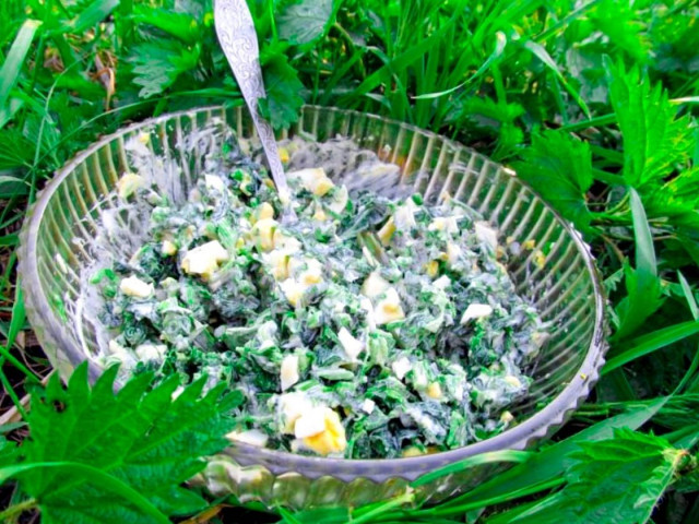 Nettle salad with eggs in a hurry