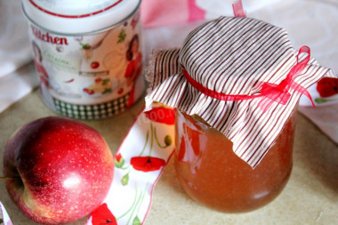 Apple juice for winter through a juicer