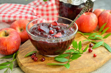 Lingonberry jam with apples for winter