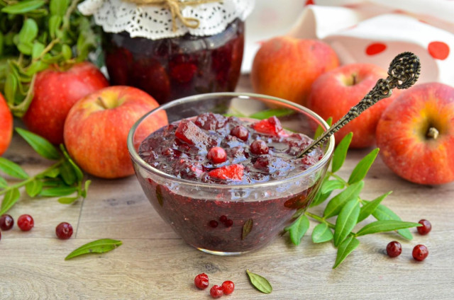 Lingonberry jam with apples for winter