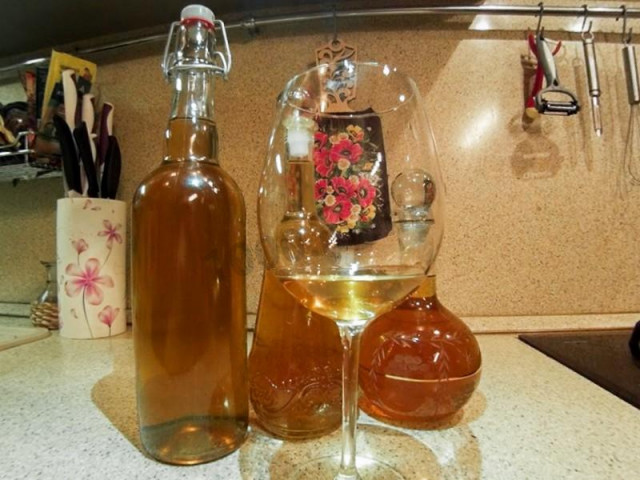 Apple juice wine in at home