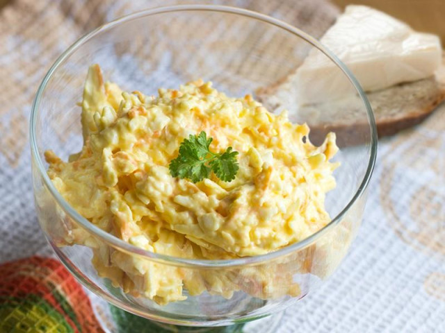Salad with melted cheese, egg and carrots