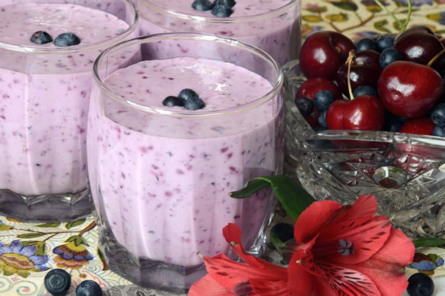 Kefir cocktail for weight loss with blueberries and cottage cheese