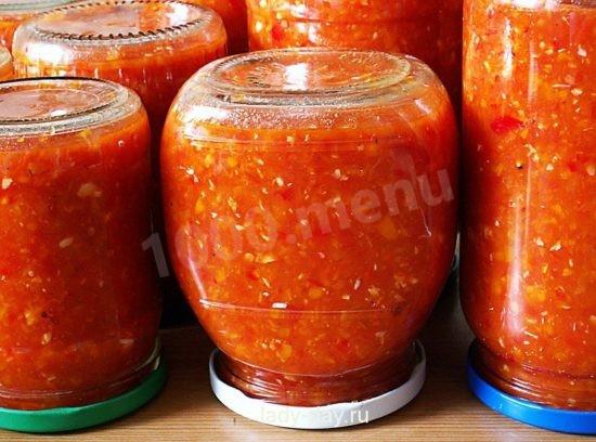 Sauce of apples and tomatoes for winter