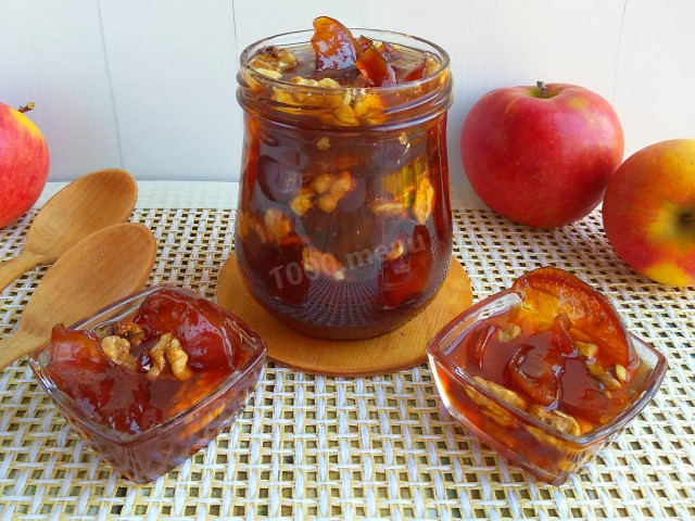 Apple jam with walnuts