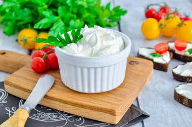 Cottage cheese made at home from kefir and sour cream