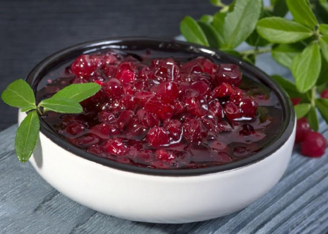Five-minute cranberry jam for winter