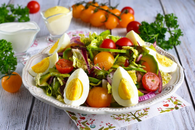 Salad with avocado and egg