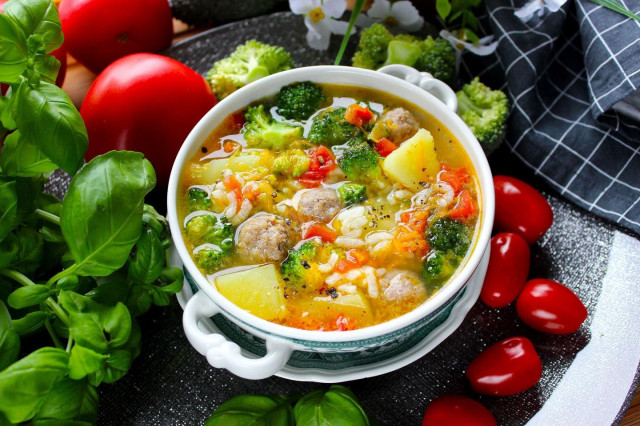 Rice soup with meatballs and broccoli